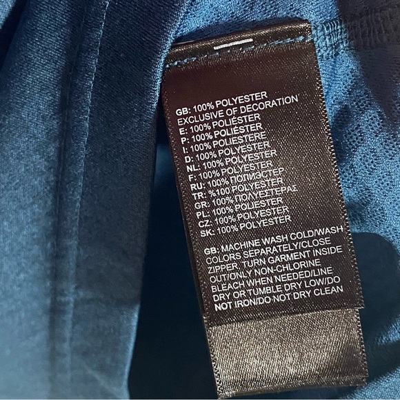 North Face 1/2 Zip Lightweight Pullover
Women's. Size M - Picture 8 of 8